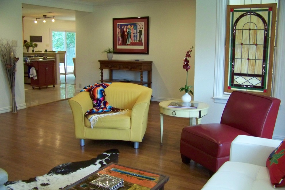 This is an example of a modern living room in Dallas.