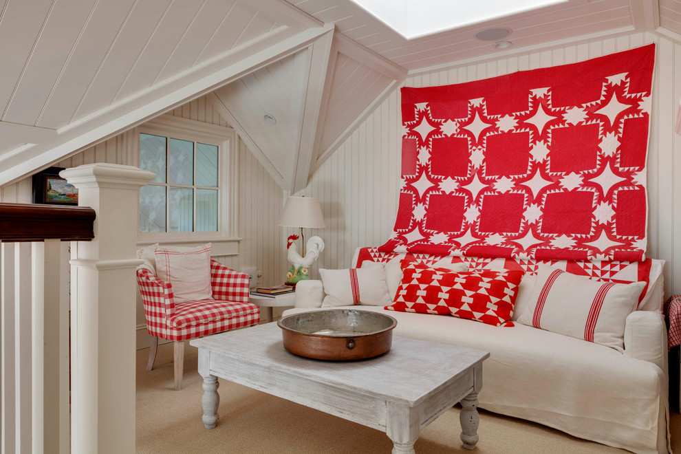 Ispirazione per un piccolo soggiorno costiero stile loft con pareti bianche e moquette