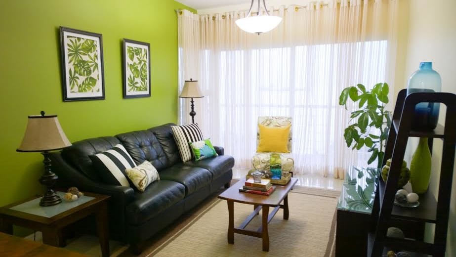 Aménagement d'un petit salon classique ouvert avec un mur vert, un sol en carrelage de porcelaine et un sol beige.