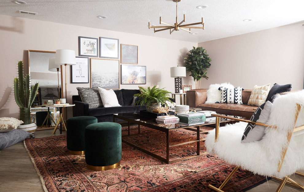 Immagine di un soggiorno design chiuso con sala formale, pareti rosa, parquet chiaro e pavimento marrone