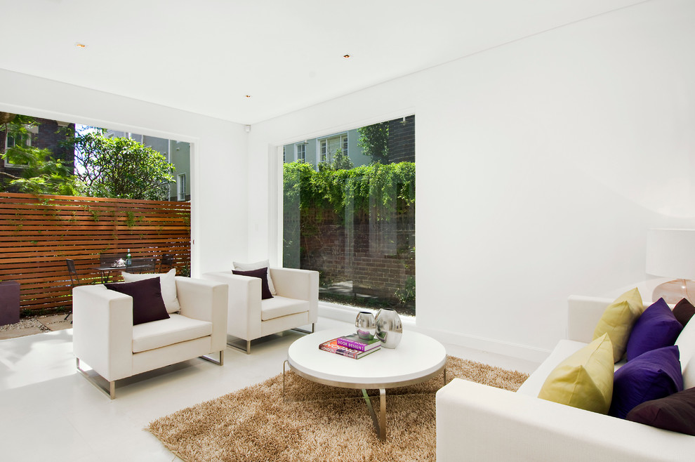 シドニーにある小さなトランジショナルスタイルのおしゃれなLDK (白い壁、セラミックタイルの床、暖炉なし、テレビなし、白い床) の写真