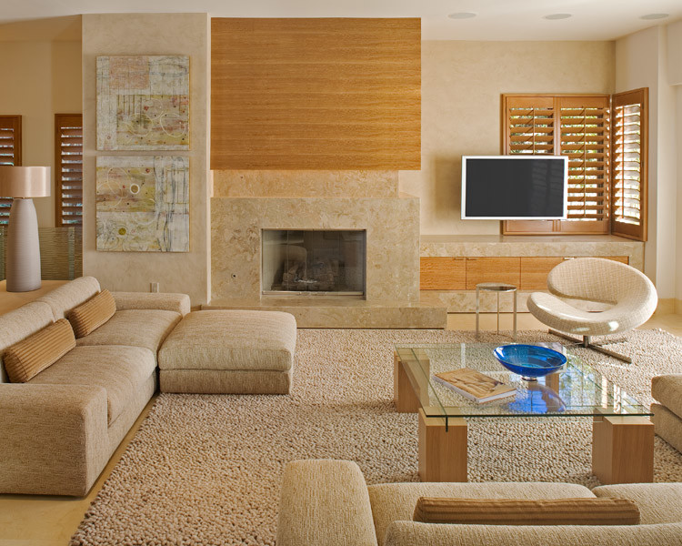 Esempio di un soggiorno minimalista di medie dimensioni e aperto con pareti beige, parquet chiaro, nessun camino, TV a parete e pavimento marrone