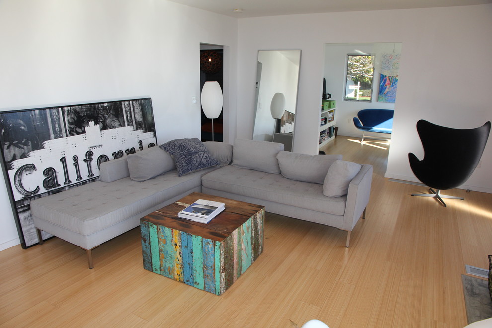 Mittelgroßes, Repräsentatives, Abgetrenntes Modernes Wohnzimmer mit weißer Wandfarbe, Bambusparkett, TV-Wand und braunem Boden in San Diego