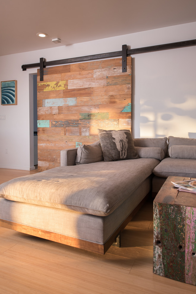 Imagen de salón para visitas abierto minimalista grande con paredes blancas, suelo de madera clara y suelo marrón