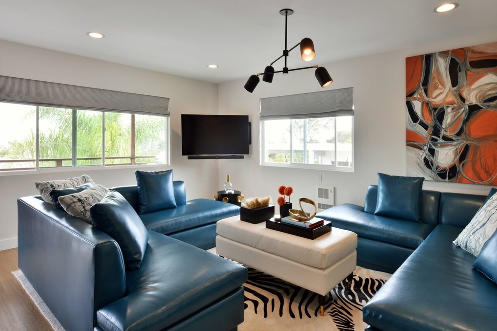 Modernes Wohnzimmer mit braunem Holzboden und braunem Boden in San Diego