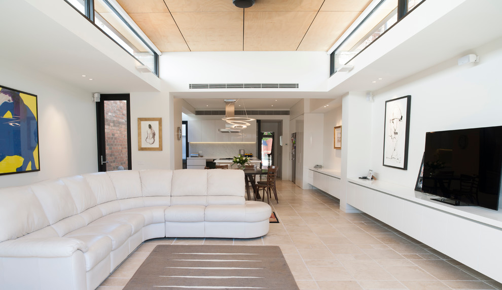 Источник вдохновения для домашнего уюта: открытая гостиная комната в современном стиле с белыми стенами и отдельно стоящим телевизором без камина