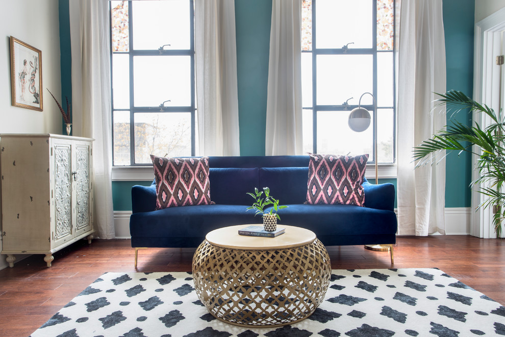 Идея дизайна: гостиная комната в стиле неоклассика (современная классика) с синими стенами, паркетным полом среднего тона и коричневым полом
