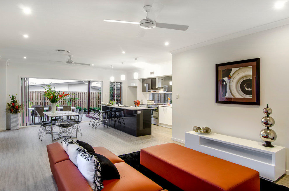 Großes, Offenes Modernes Wohnzimmer ohne Kamin mit weißer Wandfarbe und Vinylboden in Brisbane