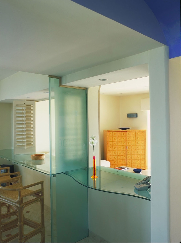 Идея дизайна: гостиная комната в морском стиле с белыми стенами