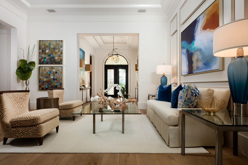 Repräsentatives, Fernseherloses Maritimes Wohnzimmer ohne Kamin mit weißer Wandfarbe und braunem Holzboden in Miami