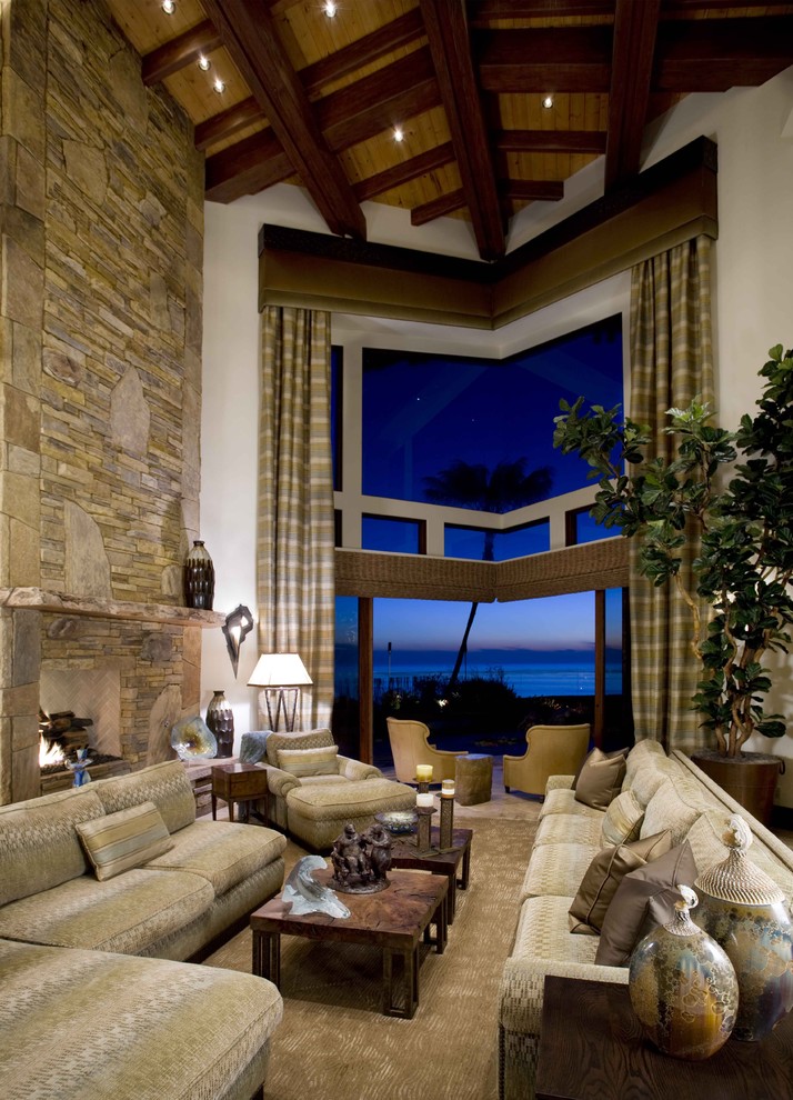 Стильный дизайн: гостиная комната в современном стиле с стандартным камином и фасадом камина из камня - последний тренд