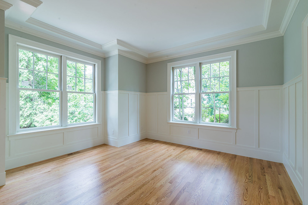 Foto di un soggiorno chic di medie dimensioni con pareti blu, pavimento in laminato e pavimento marrone