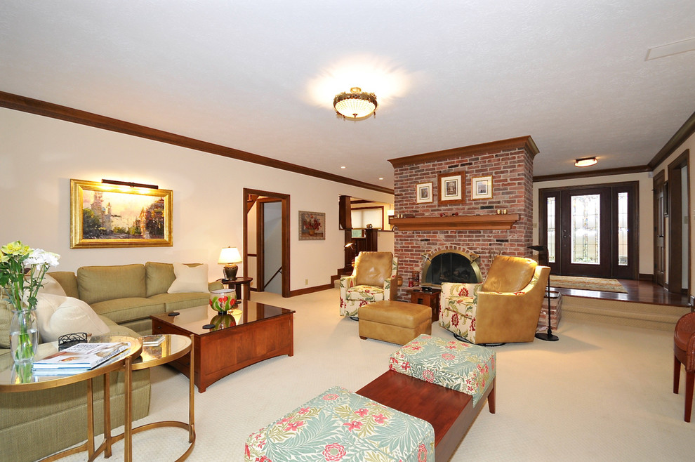 Example of a classic living room design in Indianapolis