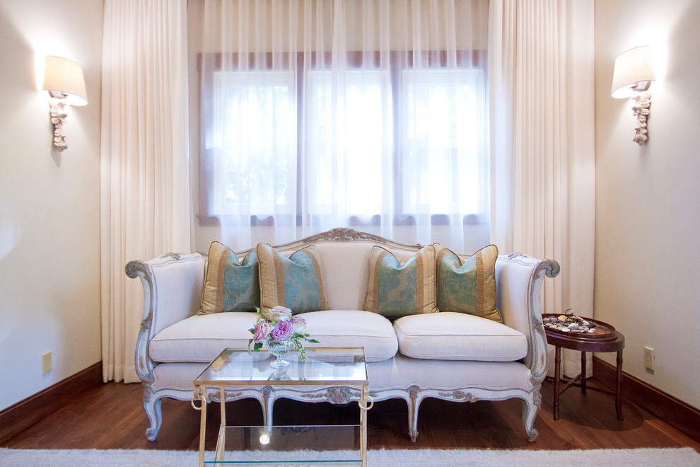 Foto di un soggiorno classico chiuso con sala formale, pareti beige, pavimento in legno massello medio, nessun camino, nessuna TV e pavimento marrone