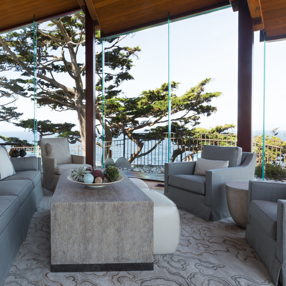 Idee per un ampio soggiorno stile marino aperto con sala formale, pareti beige, pavimento in legno massello medio e nessuna TV