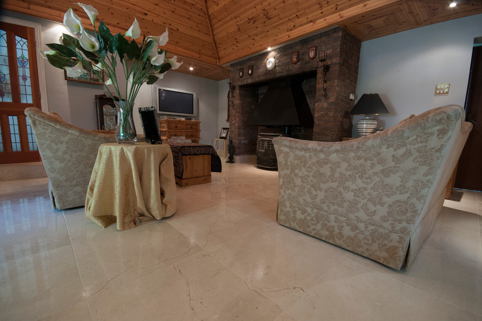 Esempio di un soggiorno tradizionale di medie dimensioni e aperto con pareti viola, pavimento in marmo e cornice del camino in mattoni