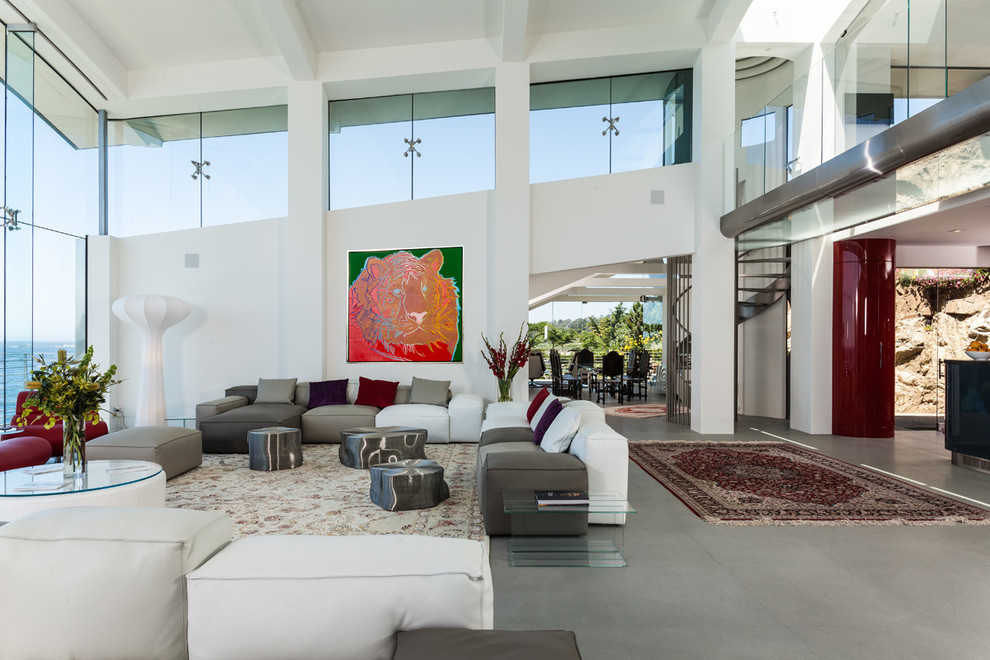 Стильный дизайн: большая парадная, открытая гостиная комната в современном стиле с белыми стенами и бетонным полом - последний тренд