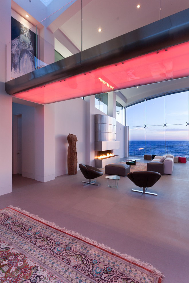 Стильный дизайн: большая открытая гостиная комната в стиле модернизм с белыми стенами, бетонным полом, стандартным камином и фасадом камина из металла - последний тренд