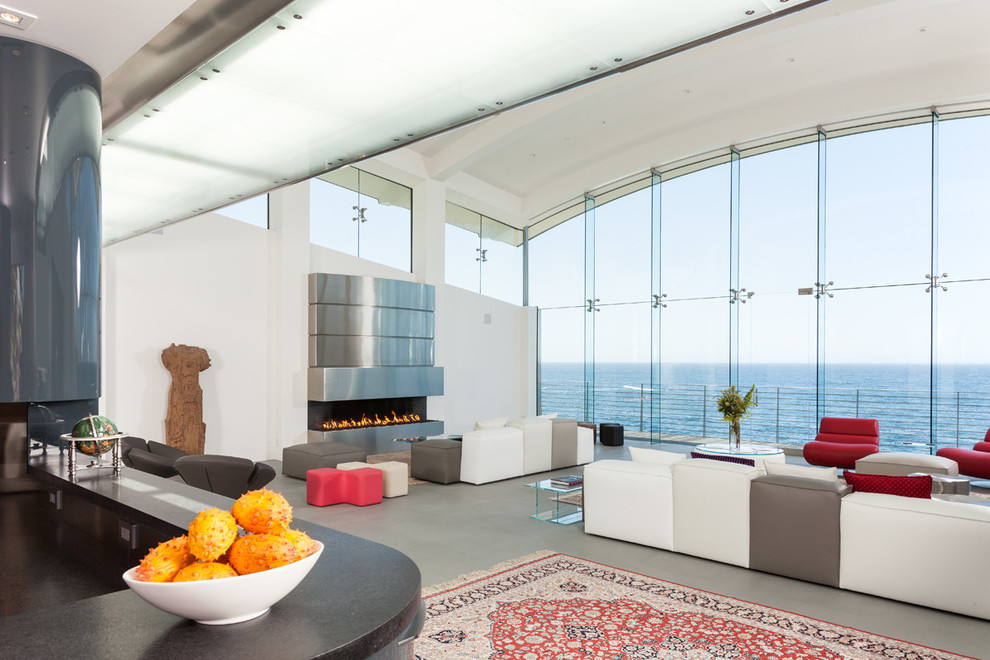 Идея дизайна: большая открытая гостиная комната в стиле модернизм с белыми стенами, бетонным полом, стандартным камином и фасадом камина из металла