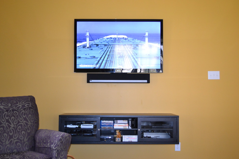 Idéer för ett mellanstort modernt allrum med öppen planlösning, med gula väggar, heltäckningsmatta och en väggmonterad TV