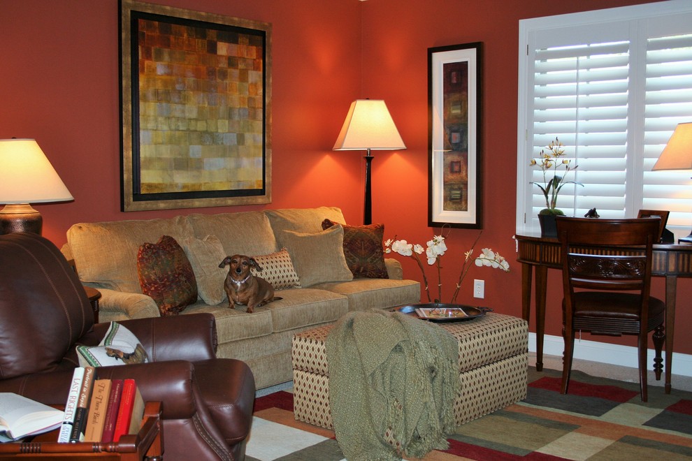 На фото: двухуровневая гостиная комната среднего размера в стиле фьюжн с красными стенами и ковровым покрытием