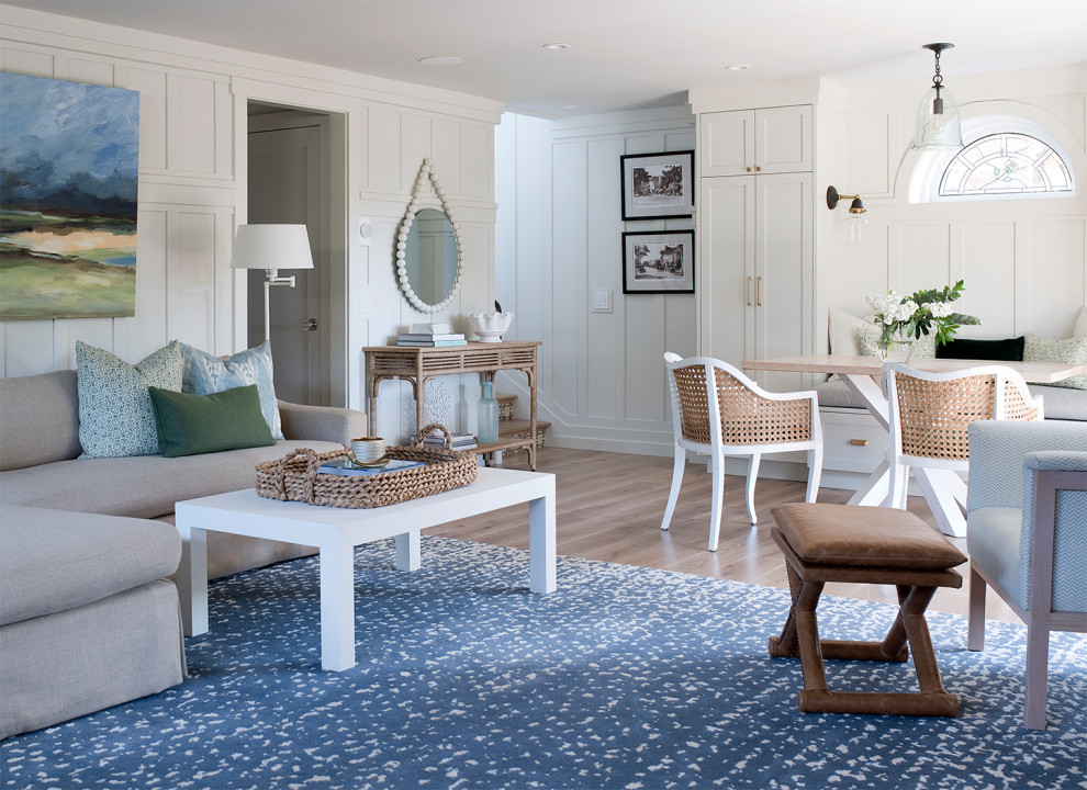 Immagine di un soggiorno costiero di medie dimensioni e aperto con pareti bianche e pavimento beige