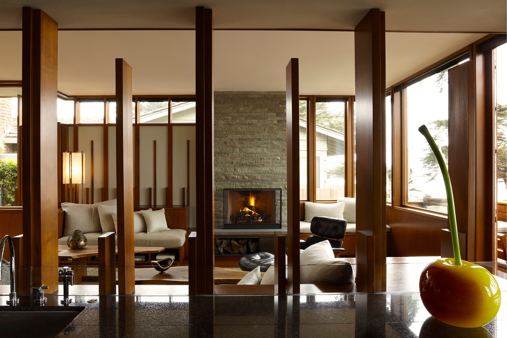 Cette image montre un salon minimaliste avec une cheminée standard et aucun téléviseur.