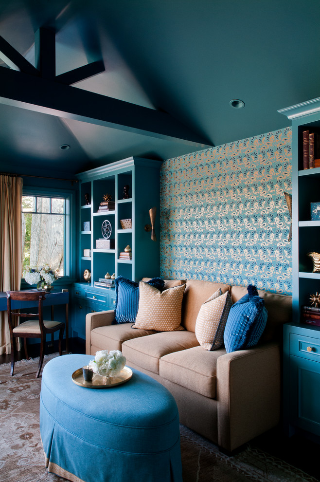 Foto di un grande soggiorno classico chiuso con sala formale, pareti blu, parquet scuro, nessuna TV e pavimento marrone