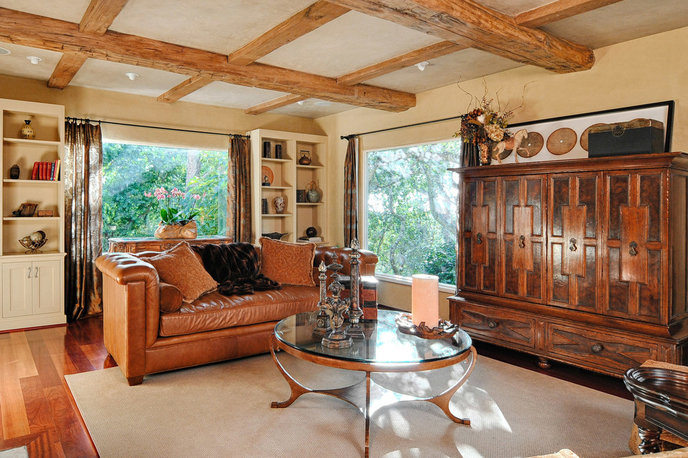 Idéer för vintage vardagsrum, med beige väggar och en dold TV