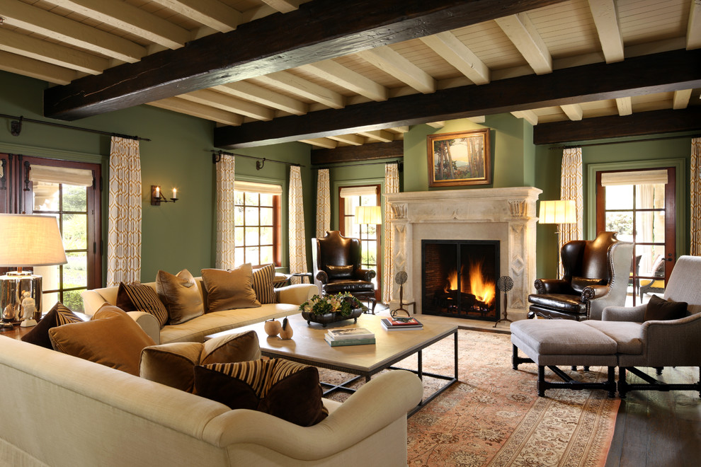 Стильный дизайн: гостиная комната в средиземноморском стиле с зелеными стенами и коричневым полом - последний тренд