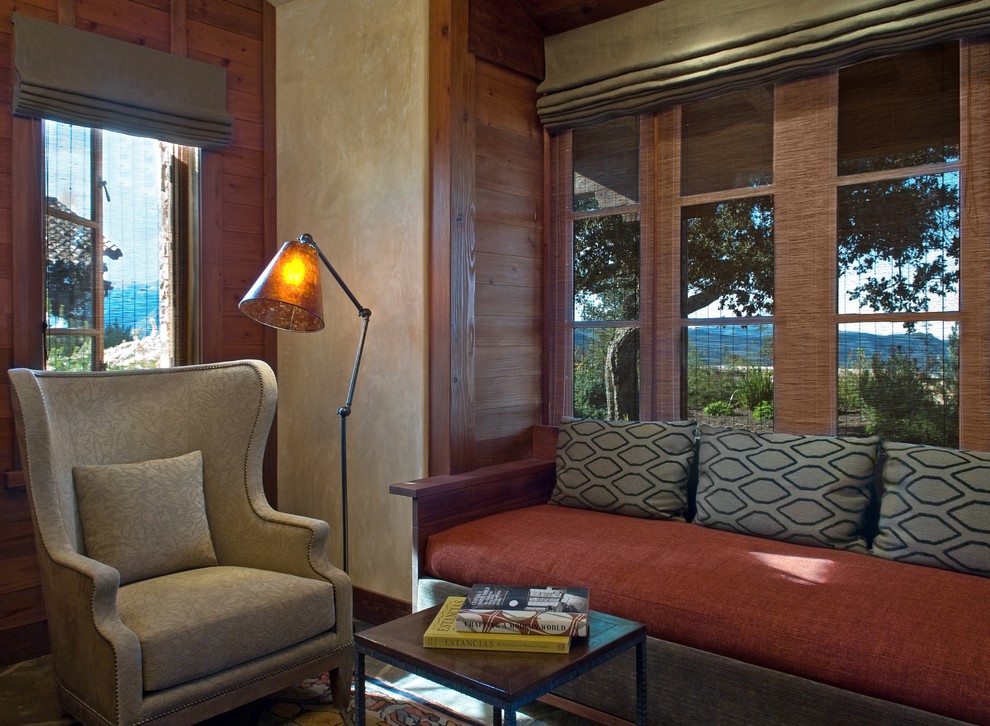 Diseño de salón para visitas cerrado rústico de tamaño medio con paredes beige y suelo de pizarra
