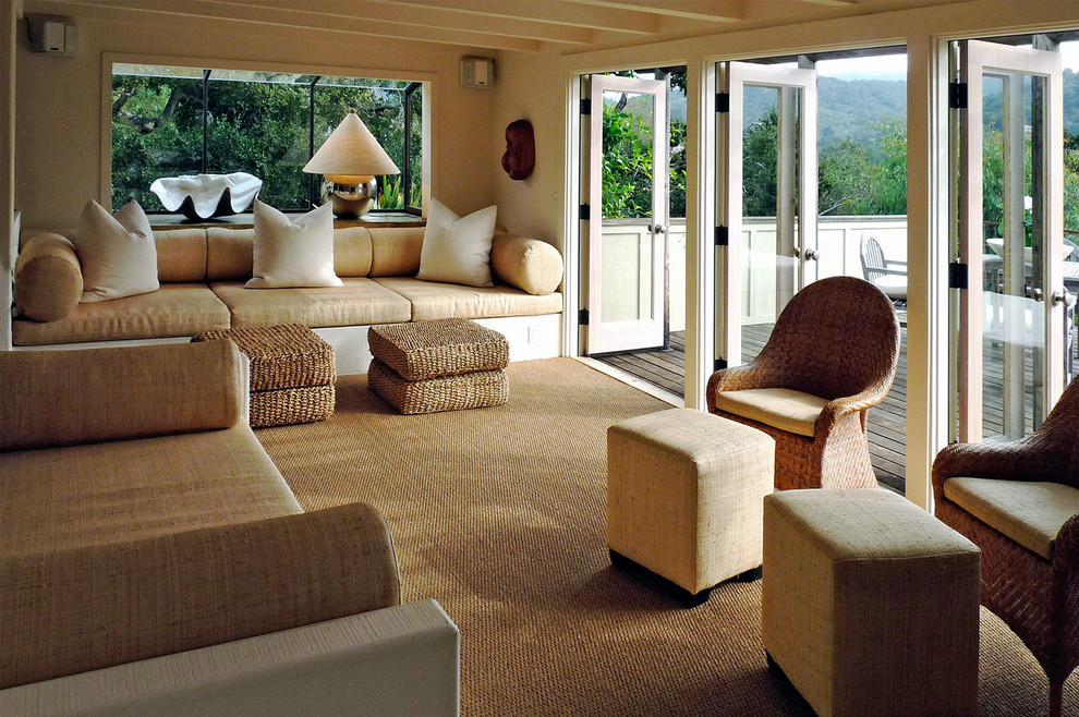Imagen de salón para visitas abierto actual grande sin chimenea y televisor con paredes beige, moqueta y suelo marrón