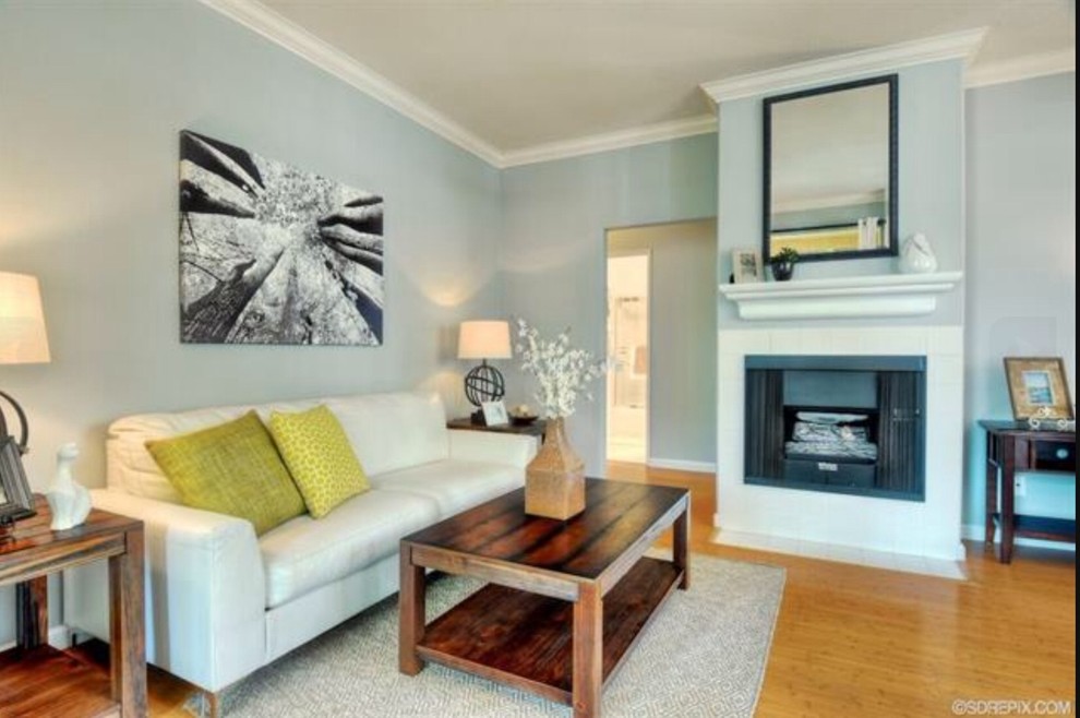 Идея дизайна: открытая гостиная комната среднего размера в современном стиле с синими стенами, паркетным полом среднего тона и стандартным камином без телевизора