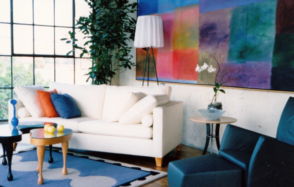 Свежая идея для дизайна: большая открытая гостиная комната в стиле модернизм с белыми стенами, паркетным полом среднего тона и белым полом без камина, телевизора - отличное фото интерьера