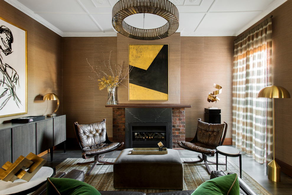 Immagine di un soggiorno tradizionale con pareti marroni, camino classico e pavimento marrone