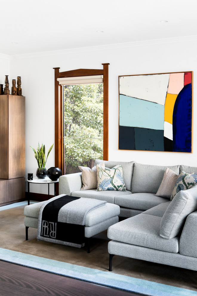 Modernes Wohnzimmer mit weißer Wandfarbe, braunem Boden und dunklem Holzboden in Melbourne