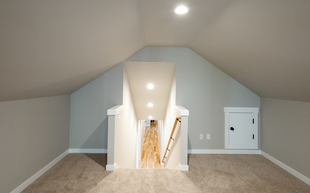 Esempio di un soggiorno tradizionale di medie dimensioni e stile loft con pareti grigie, moquette e pavimento beige