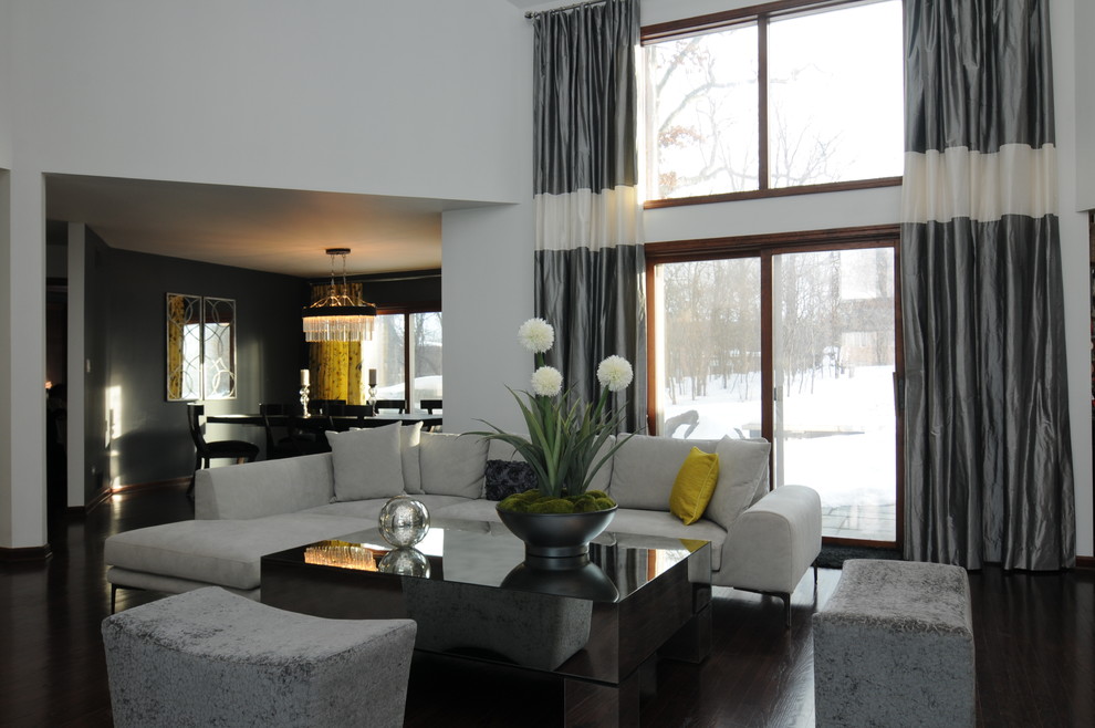 Exemple d'un grand salon moderne ouvert avec un mur blanc, un sol en bois brun, une cheminée standard, un manteau de cheminée en pierre et un téléviseur indépendant.