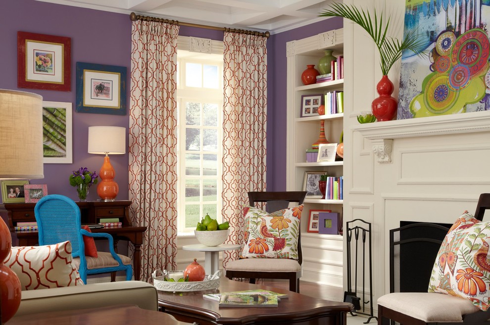 Источник вдохновения для домашнего уюта: парадная, изолированная гостиная комната среднего размера в современном стиле с фиолетовыми стенами, темным паркетным полом, стандартным камином, фасадом камина из штукатурки и коричневым полом без телевизора