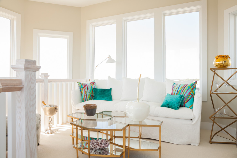 Immagine di un soggiorno stile marinaro di medie dimensioni e aperto con pareti beige, moquette e pavimento beige