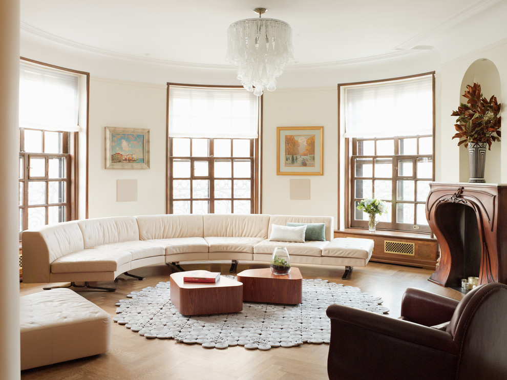 Fernseherloses, Mittelgroßes, Repräsentatives, Offenes Klassisches Wohnzimmer mit beiger Wandfarbe, Kamin, braunem Holzboden und Kaminumrandung aus Holz in New York