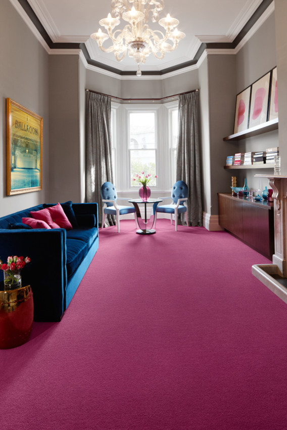 Пример оригинального дизайна: изолированная гостиная комната среднего размера в современном стиле с серыми стенами, ковровым покрытием и стандартным камином