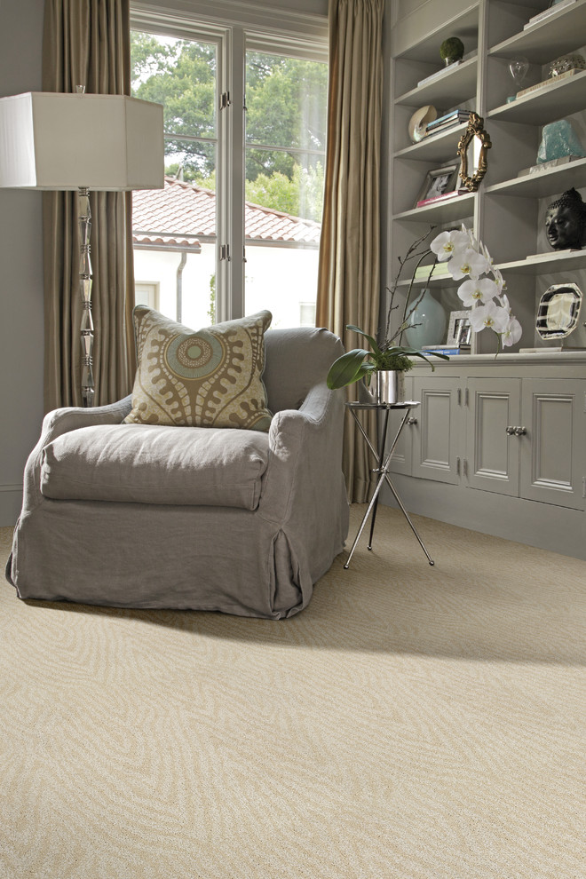 Immagine di un soggiorno tradizionale con moquette, pareti grigie e pavimento beige