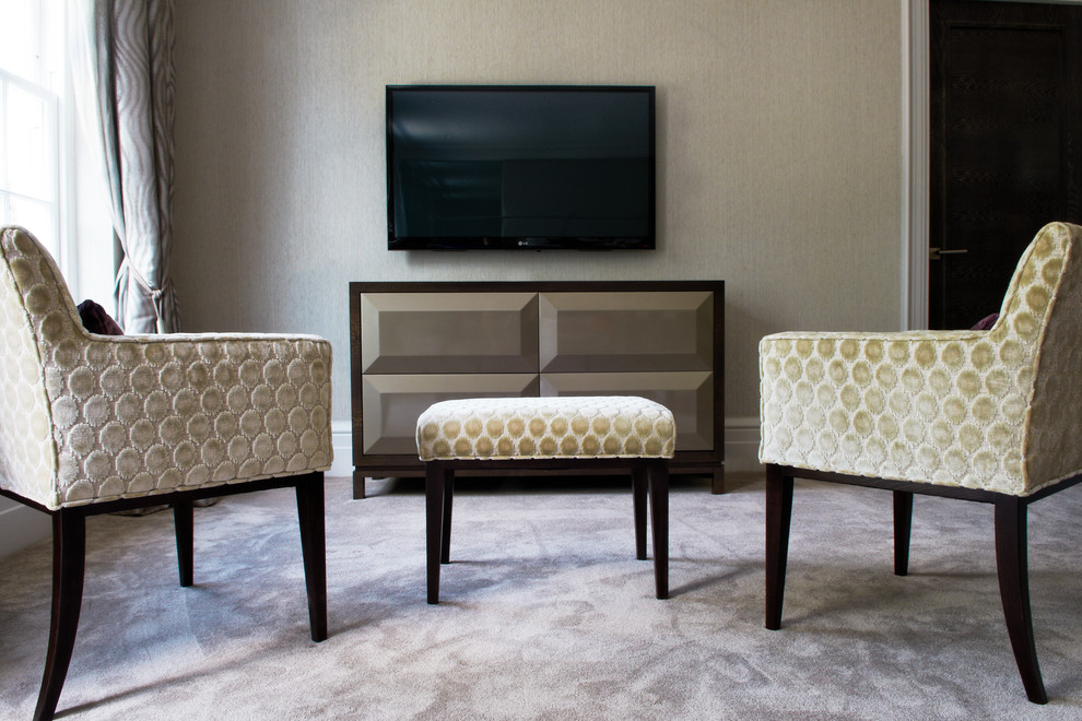 Esempio di un soggiorno design di medie dimensioni con pareti beige, moquette e TV a parete