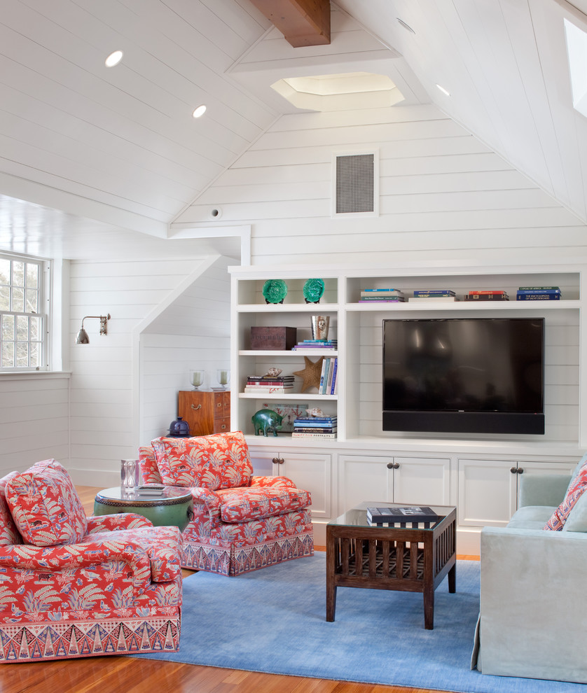Mittelgroßes, Offenes Maritimes Wohnzimmer mit weißer Wandfarbe, braunem Holzboden und Multimediawand in Providence