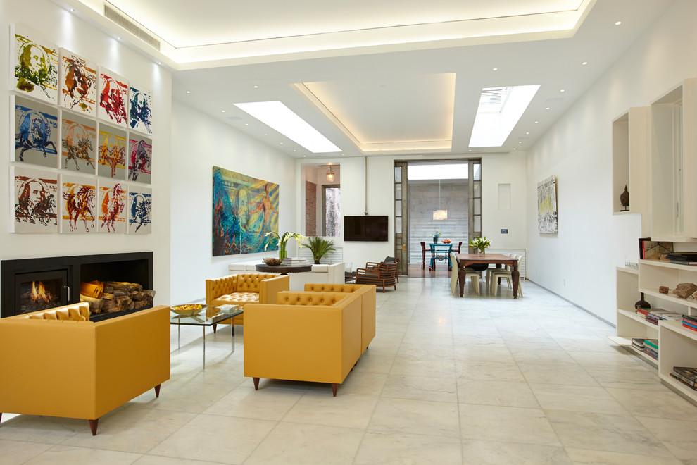 Foto di un soggiorno contemporaneo aperto con pareti bianche e camino classico