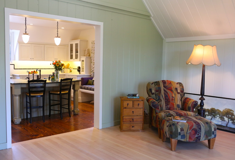 Стильный дизайн: открытая гостиная комната среднего размера в классическом стиле с зелеными стенами, с книжными шкафами и полками и светлым паркетным полом - последний тренд