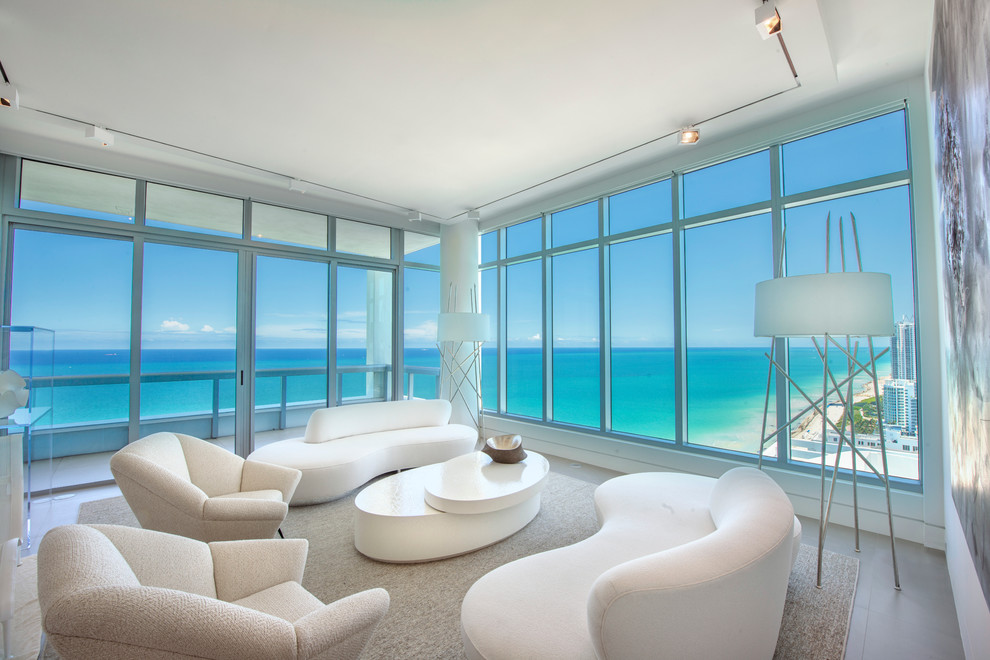 Großes, Offenes Modernes Wohnzimmer mit weißer Wandfarbe und Porzellan-Bodenfliesen in Miami