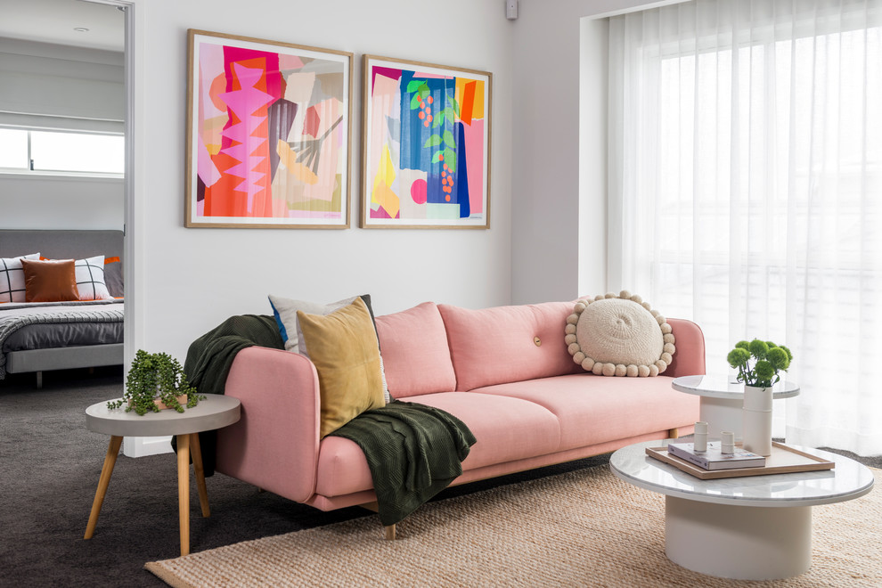 Foto di un soggiorno stile marinaro di medie dimensioni con pareti bianche, moquette e pavimento marrone
