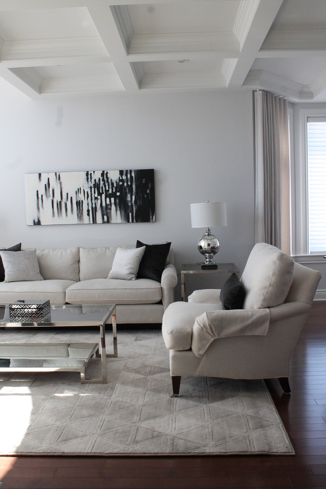 Стильный дизайн: парадная, открытая гостиная комната среднего размера в стиле неоклассика (современная классика) с серыми стенами, паркетным полом среднего тона и бежевым полом без камина, телевизора - последний тренд